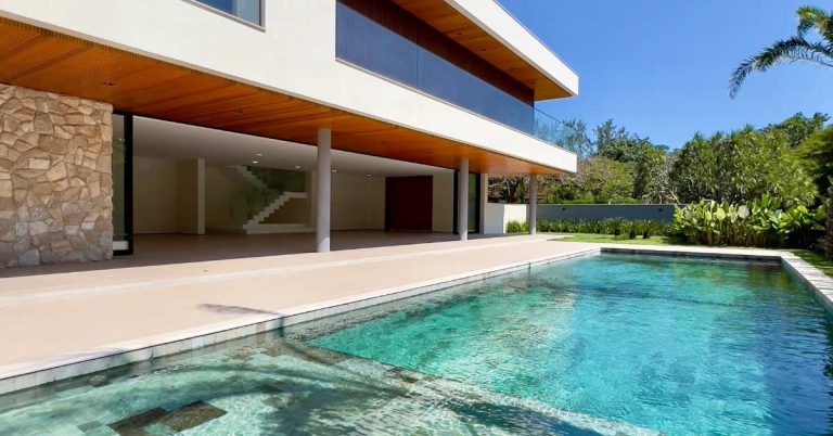 Fibreglass Swimming Pool Guide: Benefits, Features, and Installation Insights